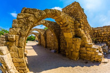 Antik Caesaria'da kapalı arcades kalıntıları. Roma İmparatorluğu'nun arkeolojik Park için gezi. Güneşli bir bahar günü. İsrail. Ekolojik ve tarihsel turizm kavramı