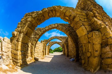 Antik Liman Caesarea pitoresk kalıntıları. Roma İmparatorluğu'nun arkeolojik Park için gezi. Güneşli bir bahar günü. Ekolojik ve tarihsel turizm kavramı