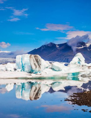  Buzdağları ve buzlar yumuşak su yüzeyine yansıtılır. Buz Lagoon sabah. Buz buz Lagoon - Jokulsarlon drift. Aşırı Kuzey Turizm kavramı