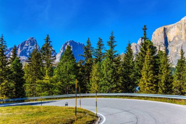  Güney kireçtaşı Alps. Güzel bir güneşli gün. Kalker ve dolomit kayaları dibinde iğne yapraklı ormanlarda yol geçmektedir. Aktif ve otomobil Turizm kavramı