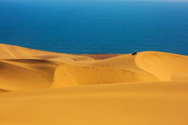 Atlantic coast Namibya, Güney Afrika. Fantastik ve tehlikeli jeep - safari üzerinden büyük kumulları okyanus kıyısında. Egzotik ve aşırı seyahat kavramı