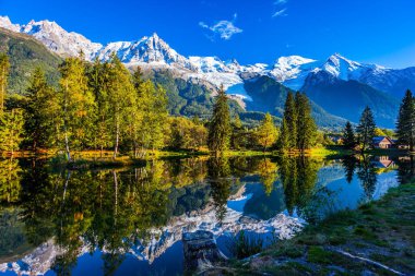 Büyük güdük gölün kıyısında. Karlı alp göle yansıtılır. Sihirli bir şekilde güzel park dağ tatil Chamonix. Kavramı aktif ve ekoturizm