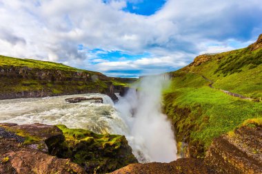 Su köpük ve sis şelaleden oraya. İzlanda. Gullfoss - altın Waterfal Hvitau Nehri üzerinde. Aşırı ve phototourism kavramı