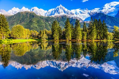  Dağ tatil Chamonix. Göl su karlı zirveleri çarpıcı yansımaları. Sonbahar Alpleri'nde fantastik günbatımı. Kavramı aktif ve ekoturizm