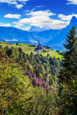  Renon 'un yeryüzü sütunları gün doğumunda. İtalyan Tirol 'ünde küçük bir dağ köyü. Ekolojik turizm kavramı