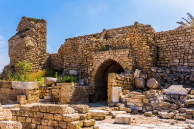 En eski amfitiyatro İsrail, koruyucu duvarların bir parçası. Caesarea antik kentin kalıntıları. Güneşli bir bahar günü. Arkeolojik ve tarihsel turizm kavramı 