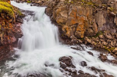Art arda sıralı güçlü streams kükreme sonu karşı büyük taşlar düşüyor. Soğuk ve yağışlı İzlanda temmuzda. Aktif ve aşırı Turizm kavramı