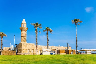 İsrail. Güneşli bir bahar günü. Antik kenti ve Caesarea liman kalıntıları. Arap istilası kez geri yüklenen minare. Arkeolojik ve tarihsel turizm kavramı