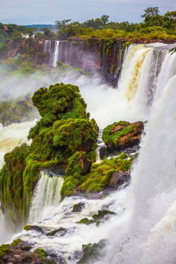  Dünya ünlü şelaleler Iguazu güçlü jetleri. Pitoresk bazaltik çıkıntıları şelaleler şeklinde. Arjantin için seyahat. Egzotik ve aktif Turizm kavramı