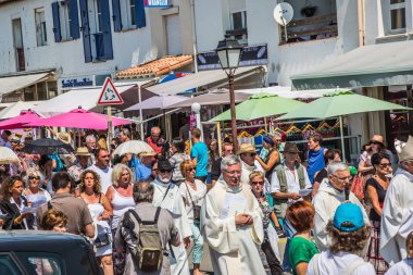Gönderilen-Mari-De-La-Mer, Provence, Fransa-25 Mayıs 2015: Bayram Provence kutsal Maries onuruna. Etnografik Turizm kavramı. Bir alay katılımcıların afiş ayı