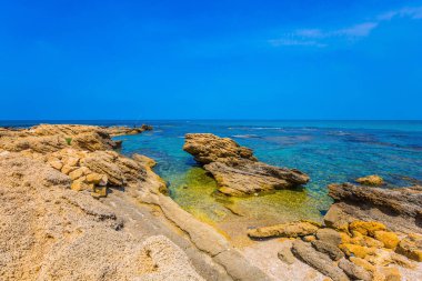 Deniz harabeleri ve Antik sur kalıntıları sular altında. Antik kenti ve Caesarea liman kalıntıları. Bahar günü İsrail. Arkeolojik ve tarihsel turizm kavramı