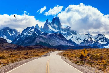 İyi otoyol görkemli monte Fitz Roy. Patagonya'yaz günü. Aktif ve aşırı Turizm kavramı. Kır üzerine and Condor getirin