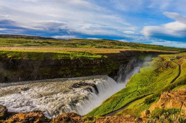 Golden şelale - Gullfoss. İzlanda'daki en güzel ve popüler şelale. İzlanda'daki Harika yaz günü. Aşırı ve phototourism kavramı