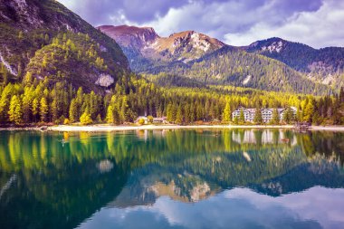 Muhteşem göl Lago di Braies. Zümrüt pürüzsüz yüzey su ahşap ve göl kıyısında dağlarda yansıtır. Yürüyüş ve eko-turizm kavramı. South Tyrol