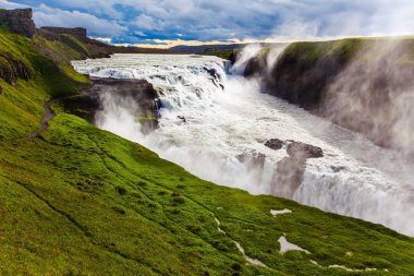 Sis sinek kadar şelaleden su. Büyük su kütleleri uçuruma düştü. Fantastik güzel şelale İzlanda Tundra - Gullfoss. Aşırı ve phototour kavramı