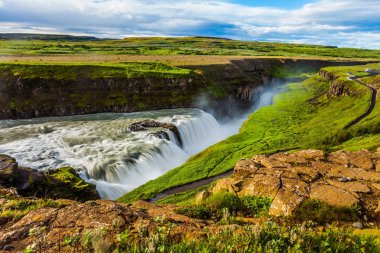 Su büyük kitleler dar bir geçit gürültüyle çarpmak. İzlanda - Gullfoss Hvitau Nehri üzerindeki en güzel şelale. Aşırı ve phototourism kavramı