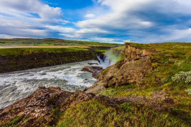 İzlanda'daki Harika yaz günü. Golden şelale - düşen su Gullfoss kükrüyor. Aşırı ve phototourism kavramı