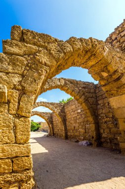 Güneşli bir bahar günü. Pitoresk Caesarea antik kentin kalıntıları. Kemerli geçit - Caesarea bağlantı noktası kapalı sokak. İsrail. Ekolojik ve tarihsel turizm kavramı