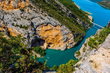 Nehir Verdon Kanyonu alt akar. Parlak gök mavisi nehre sudur. Dağ Provence büyüleyici yolculuk. Aktif ve ekolojik turizm kavramı