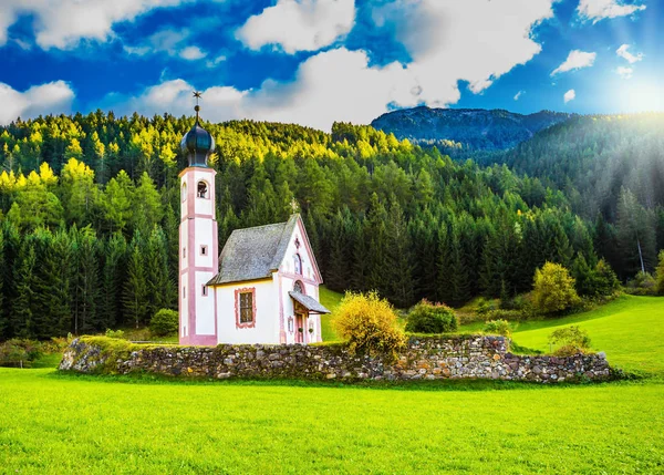 夏季日落 白云岩 Tirol 著名的圣玛丽拉大教堂和钟楼在山谷 生态旅游的概念 — 图库照片