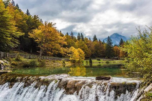 美丽的森林 雨后洪水 小瀑布在风景如画的宁静湖 Fusine 在山谷 文化生态旅游理念 — 图库照片