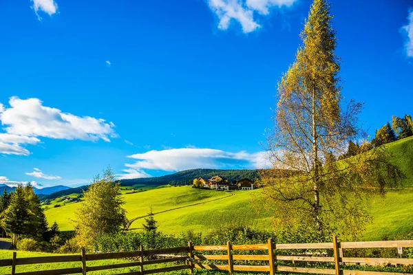 Drewniane Ogrodzenie Wzdłuż Wsi Pastwiska Summer Zachód Słońca Dolomitach Tirol — Zdjęcie stockowe