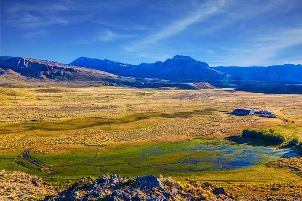 Græs Felt Dækket Med Vandløb Fra Underjordiske Kilder Argentinsk Patagonien - Stock-foto