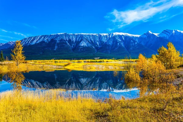 Las Montañas Rocosas Reflejan Agua Lisa Turquesa Del Lago Abraham —  Fotos de Stock