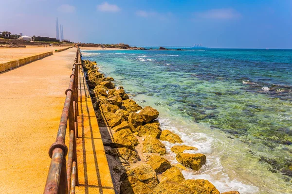 Zalane Morzu Śródziemnym Ruiny Fortyfikacji Pozostałości Starożytnego Portu Cezarei Dzień — Zdjęcie stockowe