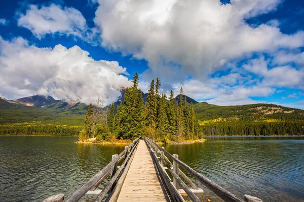 Pittoreska Lilla Mitt Sjön För Det Träbro Jasper National Park — Stockfoto