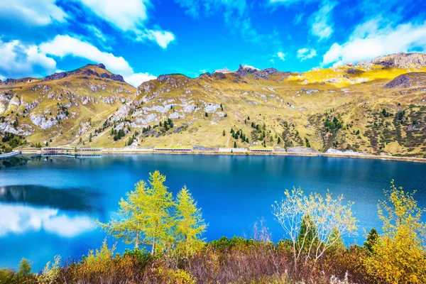 Concepto Turismo Ecológico Armonía Los Dolomitas Lago Montaña Lago Fedaia —  Fotos de Stock