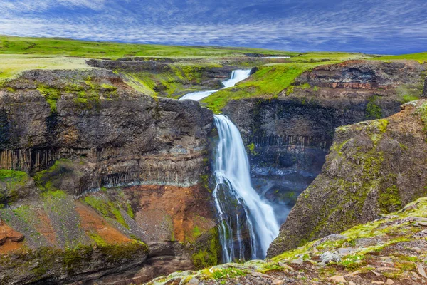 在冰岛有雾的7月天 极端和 Phototourism 的概念 高瀑布 Hayfoss 在风景如画和危险的苔原峡谷 — 图库照片