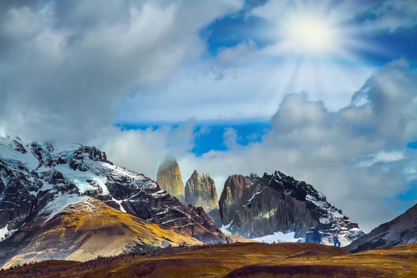 Famosas Rocas Torres Suave Sol Brilla Entre Las Nubes Parque — Foto de Stock