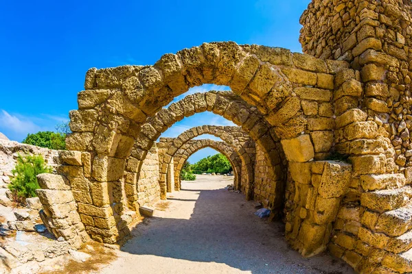 ローマ帝国の遺跡公園への遠足 アーチ型の通路 カイサリア港の覆われた通り 晴れた春の日 イスラエル 生態学的な歴史的観光事業の概念 — ストック写真