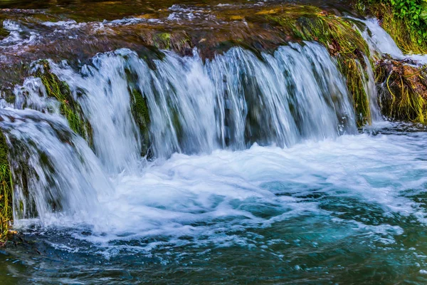 Kis Gyönyörű Turista Település Folyó Korán Slunj Horvátország Cascade Vízesés — Stock Fotó