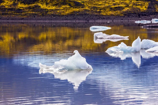 アイスランドの夏 極端な北部観光の概念 冷たい湖流氷 Vatnajokull 氷河の融解雪によって形成の破片と — ストック写真