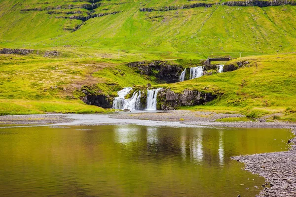 계단식 Kirkjoufellfoss Kirkjoufell 웅덩이에 됩니다 아이슬란드에서 여름입니다 국적이 극단적인 관광의 — 스톡 사진