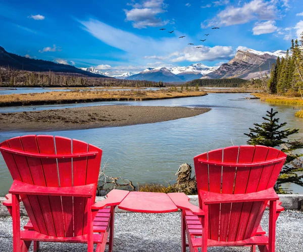 Twee Rode Comfortabele Ligstoelen Bij Het Meer Van Abraham Warme — Stockfoto