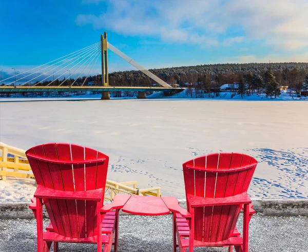 Dvojice Červených Pohodlnými Křesly Odpočinku Most Zamrzlou Řeku Severní Polární — Stock fotografie
