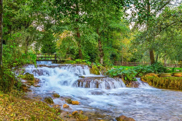 Kroatië Slunj Geweldig Park Boven Het Water Kanalen Houten Brug — Stockfoto