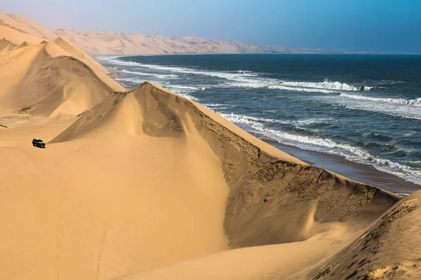 泡波とサーフィン 危険なジープ 巨大な砂丘サファリ アフリカ南部 ナミビアのウォルビスベイの大西洋の海岸 極端なエキゾチックな観光の概念 — ストック写真