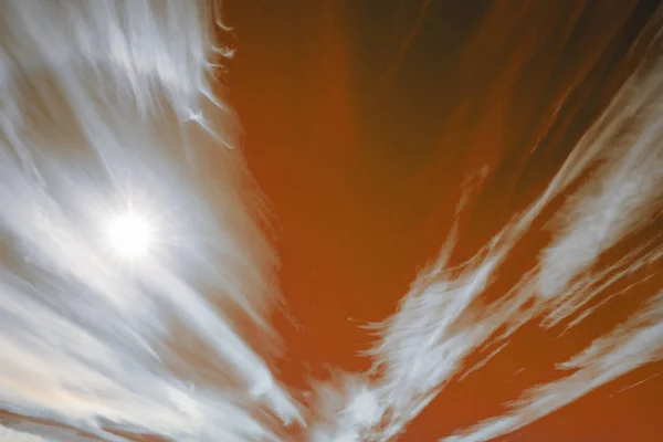 Sol Faz Seu Caminho Através Dos Flashes Fogo Vermelho Branco — Fotografia de Stock
