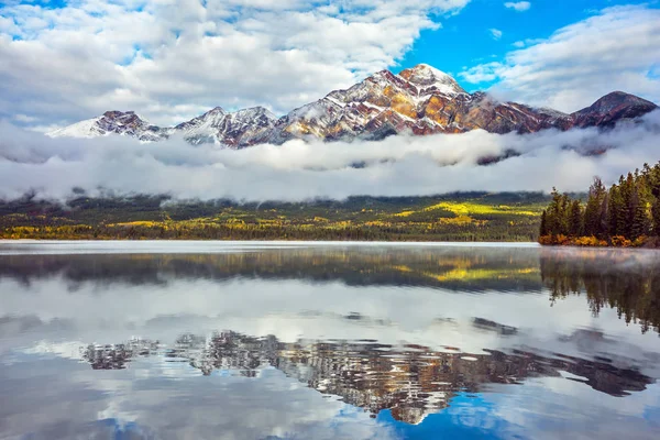 ピクチャレスク ピラミッド山はピラミッド湖に反映されます カナダのロッキー山脈の寒い秋の朝 レジャーおよび観光事業の概念 — ストック写真