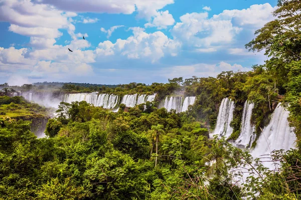 伊瓜苏瀑布The Waterfalls Iguazu 风景如画的玄武岩山崖形成了著名的瀑布 前往阿根廷的旅行 积极和异国情调的旅游概念 — 图库照片