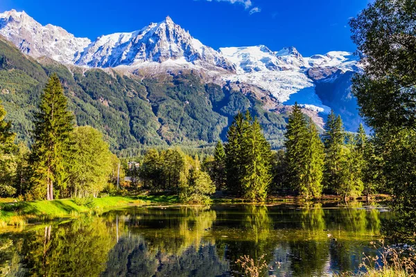 Stadsparken Upplyst Solnedgången Mountain Resort Chamonix Mont Blanc Sjön Återspeglas — Stockfoto