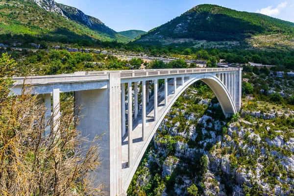 风景如画的深韦尔东峡谷在 Mercantour 雄伟的桥梁在山峡谷韦尔东 南部法国 普罗旺斯 积极和极端旅游的概念 — 图库照片