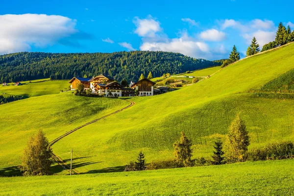 Słońce Świeci Się Małej Malowniczej Miejscowości Alpejskie Łąki Dolomity Pojęcie — Zdjęcie stockowe