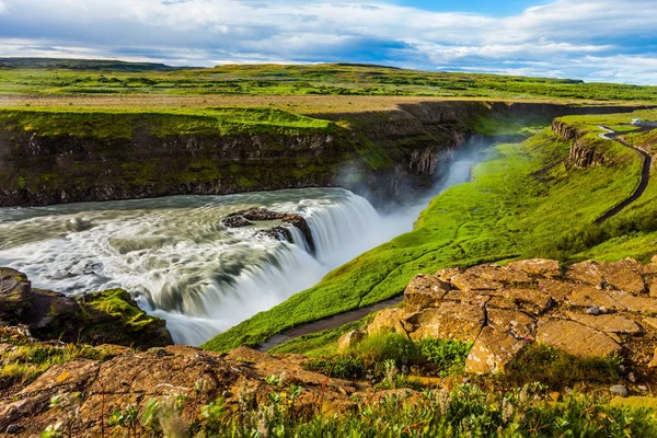 大量的水撞上了一条狭窄的峡谷 冰岛最风景如画的瀑布 Gullfoss Hvitau 极端与 Phototourism 的概念 — 图库照片
