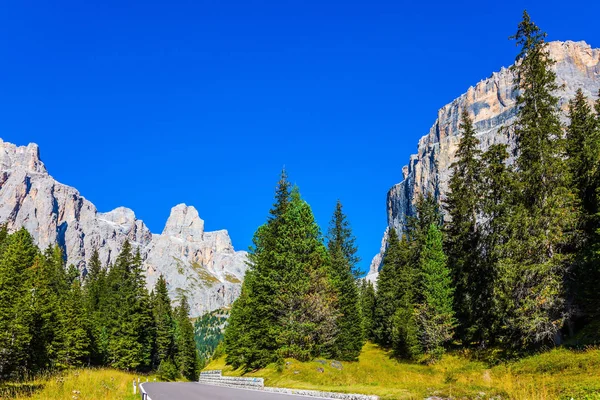 Majestátní Hory Skály Silnice Alpách Dolomity Krásný Slunečný Den Pojem — Stock fotografie