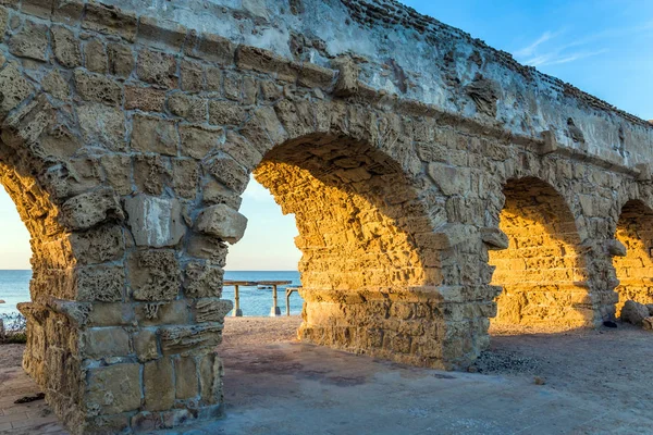 Härlig Solnedgång Medelhavskusten Israel Välbevarade Akvedukt Byggd Caesarea Början Den — Stockfoto